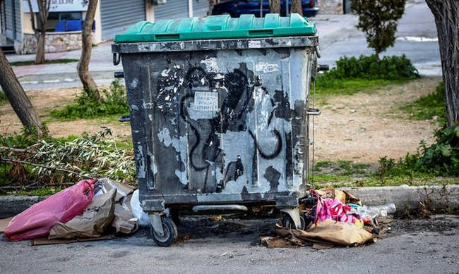 Συνέλαβαν μια 19χρονη και τη μητέρα της για το νεκρό βρέφος σε κάδο στην Πετρούπολη